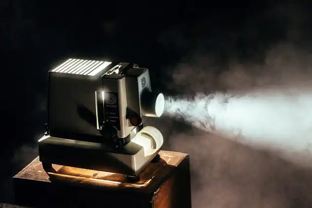 projektor filmowy z filmem jak przełamać barierę językową za granicą