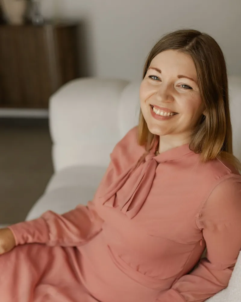 Martyna Siewert, mentorka swobodnego mówienia po angielsku, uśmiechnięta na kanapie