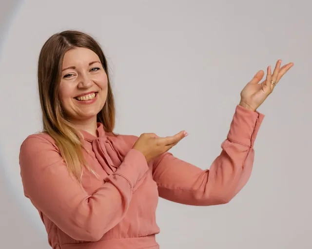 Martyna Siewert wskazuje gestem: sama prowadzę każdą lekcję